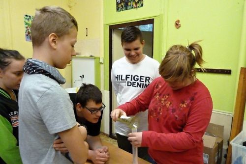 Foto: Děti v rokycanské speciální škole se dozvěděly, jak recyklace šetří vodu, ropu a další zdroje nerostných surovin