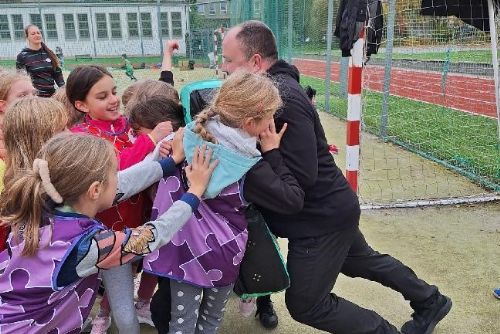 Foto: Děti z 21. ZŠ si vyzkoušely rugby