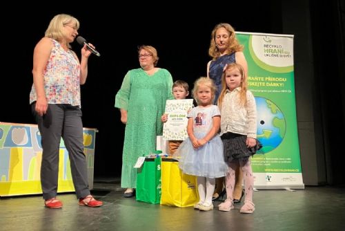 Foto: Děti ze školek byly za Recyklohraní v Divadle Alfa