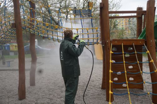 Foto: Dětská hřiště v Plzni zůstala otevřená, v Domažlicích zavřela