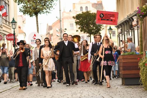 Foto: Dixielandový festival roztančí plzeňské ulice i zahradu Měšťanské besedy 