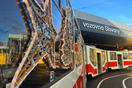 Foto: Do ulic Plzně se v pátek vrací vánoční tramvaj