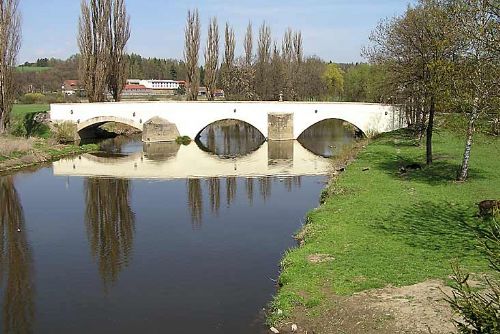 Foto: Dobřany opravují historický kamenný most