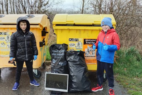Foto: Dobrovolníci nasbírali v Černicích 15 pytlů odpadků