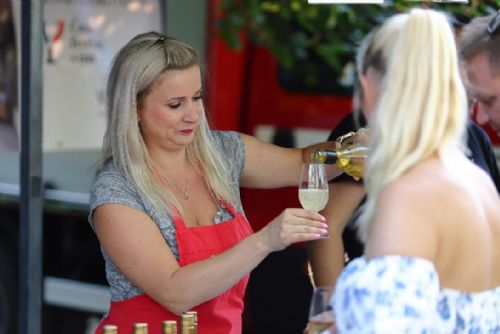 Foto: Doubravecké slavnosti vína se nesly ve znamení rekordů, vypilo se přes 2,5 tisíce lahví 