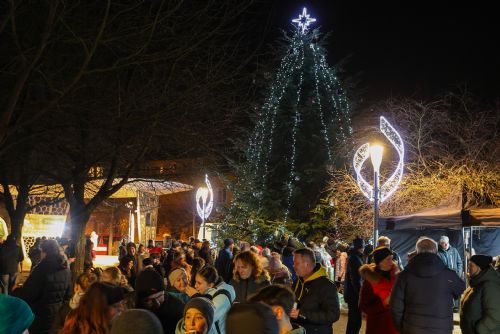 Foto: Doubravka má rozsvícený vánoční strom. A ledový betlém