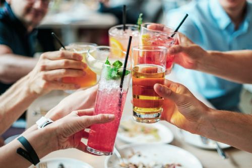 Foto: Dvanáct mladistvých ve Stříbře a Tachově popíjelo alkohol