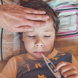 Elektrická odsávačka hlenů jako spolehlivý pomocník při léčbě rýmy u miminek