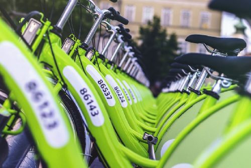 Foto: Šumavu zaplavují elektrokola, výletníci riskují pokuty