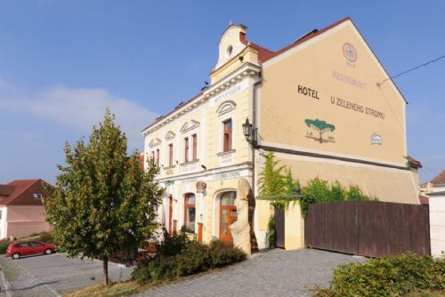 Foto: Firemní vánoční večírek se zajištěným cateringem a ubytováním si užijete v hotelu U Zeleného stromu v Nepomuku!