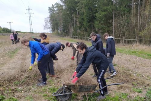 Foto: Gymnazisté u příležitosti Dne Země pomohou s jarním úklidem u Boleváku