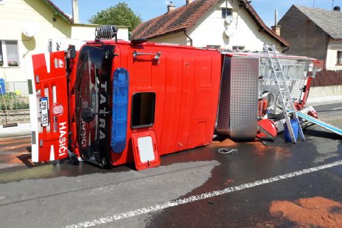 Foto: Hasiči z Merklína bourali, v Dýšině hořel traktor