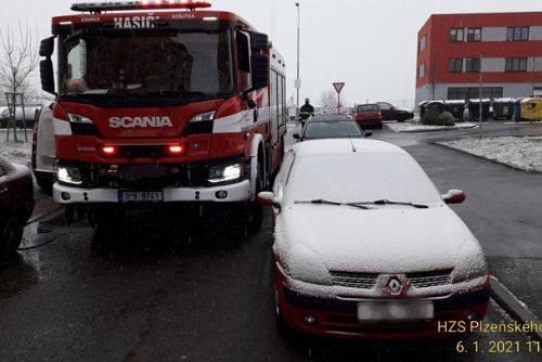 Foto: Hasičům v Plzni komplikují výjezdy špatně zaparkovaná auta
