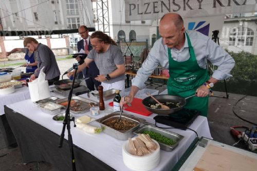obrázek: Hejtman Bernard vařil na Festivalu regionálních potravin