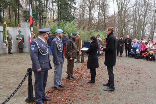 Foto: Hejtmanka Mauritzová předala  pamětní medaile třem válečným veteránům