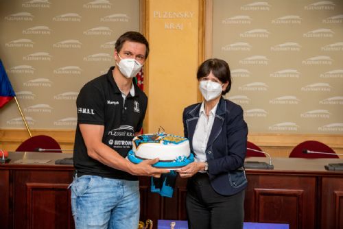 Foto: Hejtmanka přijala mistrovské házenkáře Talentu, dostali dort
