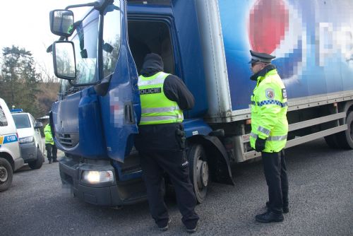 Foto: Hlídky kontrolovaly nákladní auta projíždějící Radobyčicemi