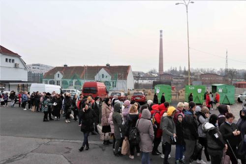 Foto: Humanitární sklady čelí náporu, Charita v Plzni vyzývá dárce  