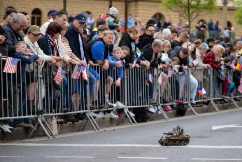 Foto: Incident s hákovým křížem na Slavnostech může změnit registraci aut do konvoje