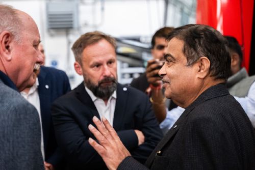 Foto: Indický ministr silniční dopravy a dálnic navštívil Škoda Group v Plzni
