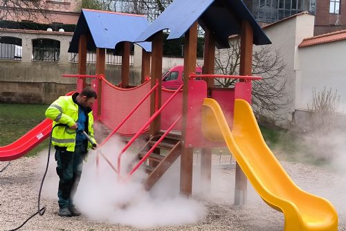 Foto: Jarní sezona začíná, Trojka čistí po zimě všechna hřiště