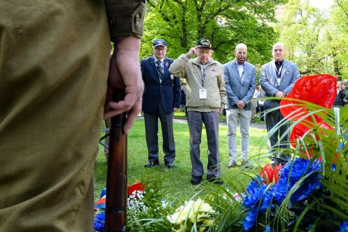 Foto: Je jim 97 a více. S Plzeňany teď sdílejí vzpomínky, jak v květnu 1945 osvobozovali Plzeň