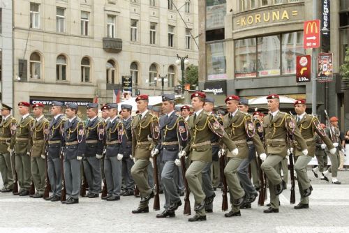 Foto: Jednotky čestných stráží středoevropského regionu ve čtvrtek poprvé v Plzni