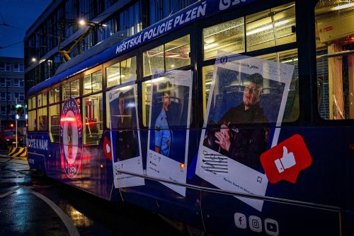 Foto: Jsme tu pro vás, naskočte k nám, láká tramvaj v barvách městské policie