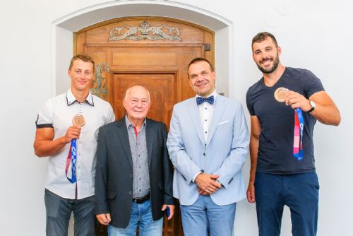 Foto: Kajakář Radek Šlouf přivezl olympijský bronz i parťáka Dostála do Plzně