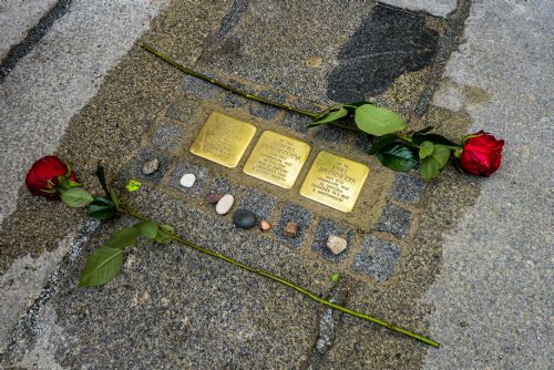Foto: Kameny zmizelých připomínají oběti holokaustu. V Plzni jsou instalovány další