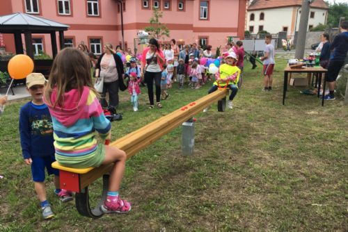 Foto: Kasejovické děti dostaly ke svému svátku Oranžové hřiště