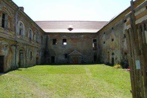 Foto: Klub oživuje zámek v Čečovicích, na opravy půjde i výtěžek bálu  