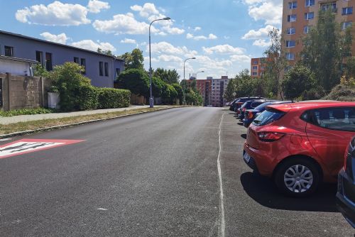 Foto: Komenského ulice na Lochotíně dostala nový asfaltový povrch