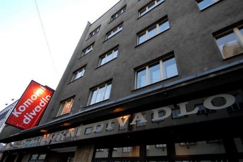 Foto: Komorní divadlo i bývalé sídlo KV KSČ. Plzeň prodá blok budov v centru města