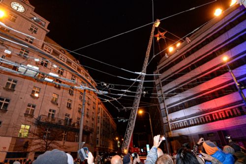 Foto: Komunistická hvězda šla v Plzni k zemi