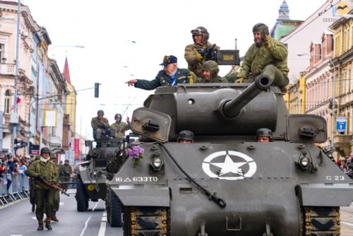 Foto: Konvoj svobody projel Plzní, veterány pozdravilo na 17 tisíc diváků