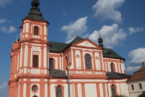 Foto: Kostel v Přešticích, Baarův pomník. Kraj ocenil nejlépe opravené památky