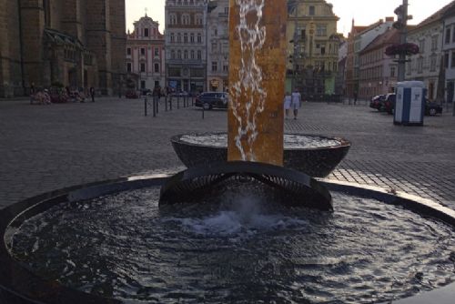 Foto: Koupání v kašně na náměstí vyšlo dva muže na tisíce korun