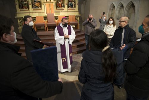 Foto: Kraj, město a biskupství převzaly sošku Madony plzeňské od Západočeské galerie