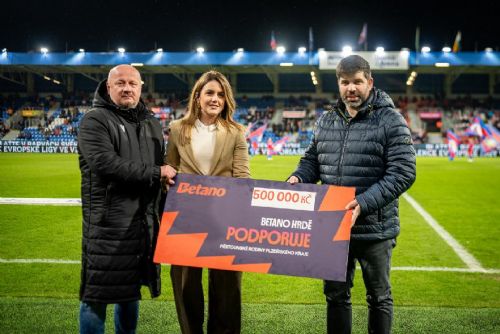 Foto: Kraj přijal na fotbale dar pro pěstounské rodiny