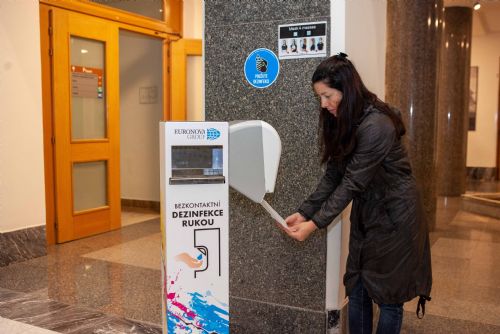 Foto: Krajský úřad má automat na roušky pro návštěvníky 