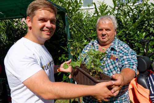 Foto: Kytky z chmelnice udělaly radost seniorům v Klatovech a Plzni