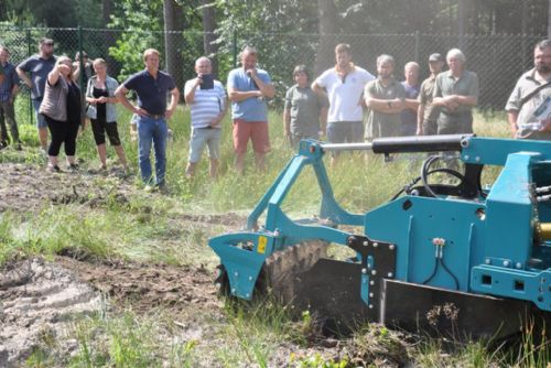 Foto: Lesní odborníci navštívili seminář s ukázkami školkařské techniky 