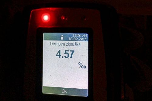 Foto: Ležel na chodníku v Pařížské, nadýchal přes 4,5 promile