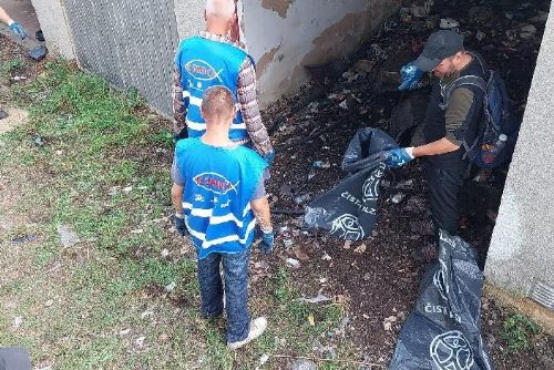 Foto: Lidé bez domova se zapojili do úklidu plzeňských garáží