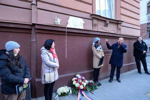 Foto: Lidé vzpomněli na Věru Kohnovou, má v Plzni pamětní desku