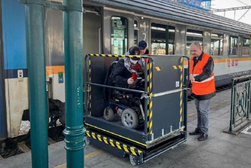 Foto: Loni přibyly další desítky bezbariérových nádraží, mezi nimi v Bělé