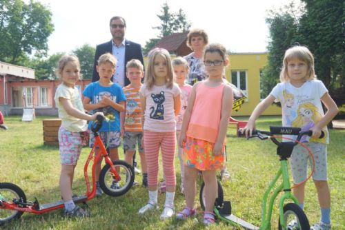 Foto: Mateřinky v Plzni obdržely v rámci dopravní výchovy další koloběžky a helmy