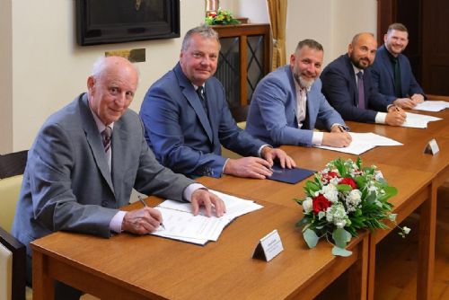Foto: Memorandum prohloubí spolupráci s basketbalisty a volejbalisty