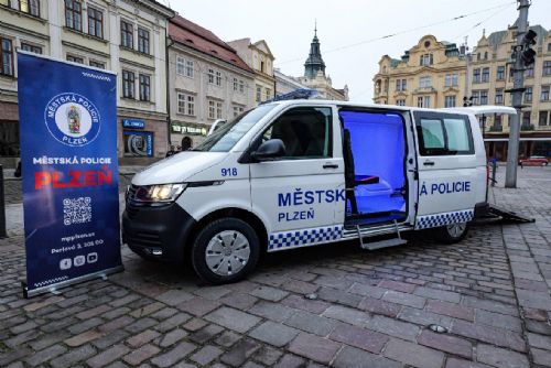 Foto: Městská policie Plzeň má nový vůz pro převoz opilců